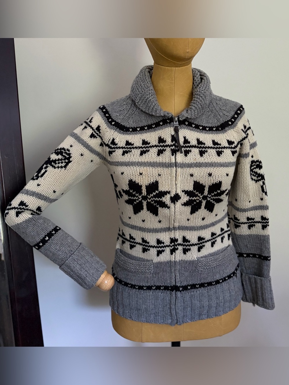 ARITZIA TNA SEA TO SKY Gray and Cream Nordic Zip-Front Women’s Sweater (XS)